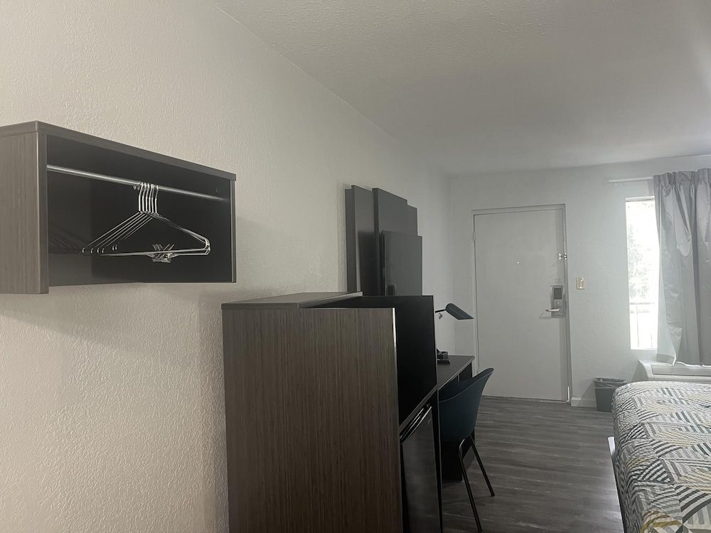 Motel 6 – Mccomb, Ms Deluxe Room, 1 King Bed, Non Smoking, Refrigerator & Microwave 4