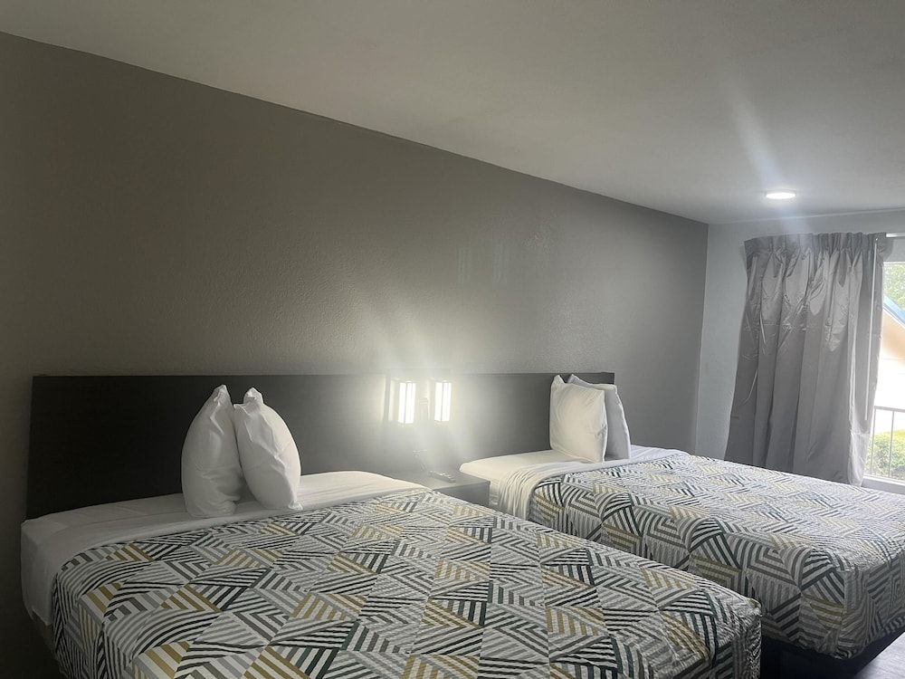 Motel 6 – Mccomb, Ms Deluxe Room, 2 Queen Beds, Non Smoking 3