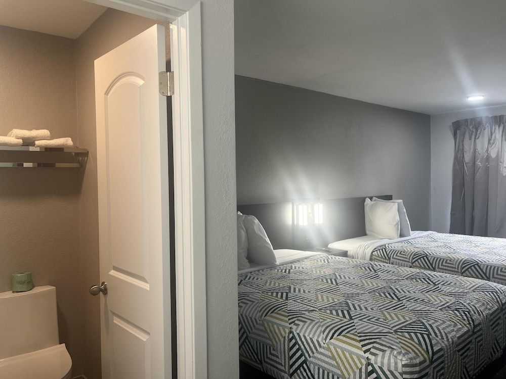 Motel 6 – Mccomb, Ms Deluxe Room, 2 Queen Beds, Non Smoking 2