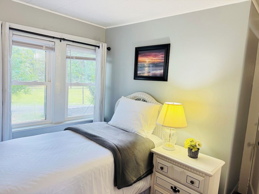 Pocono Ridge Inn Twin Room 5