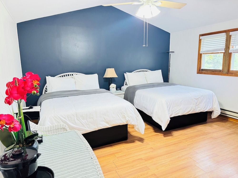 Pocono Ridge Inn Deluxe Room, 2 Queen Beds 2