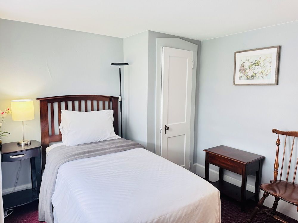 Pocono Ridge Inn Twin Room 2