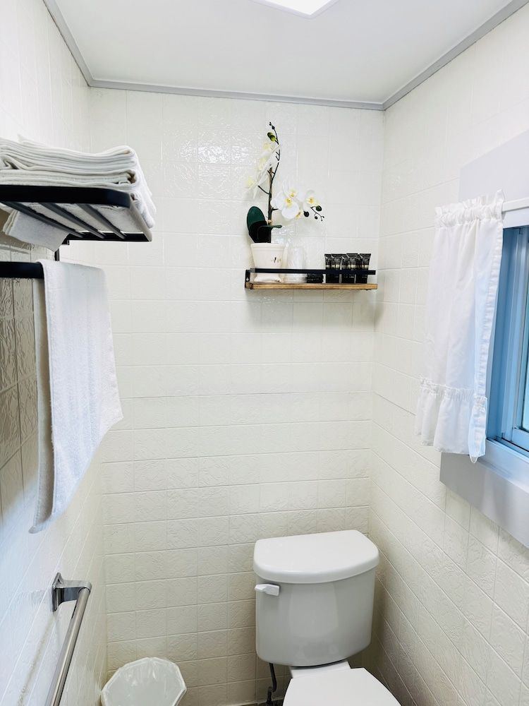 Pocono Ridge Inn Twin Room 6