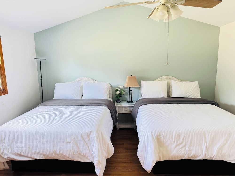 Pocono Ridge Inn Deluxe Room, 2 Queen Beds 4