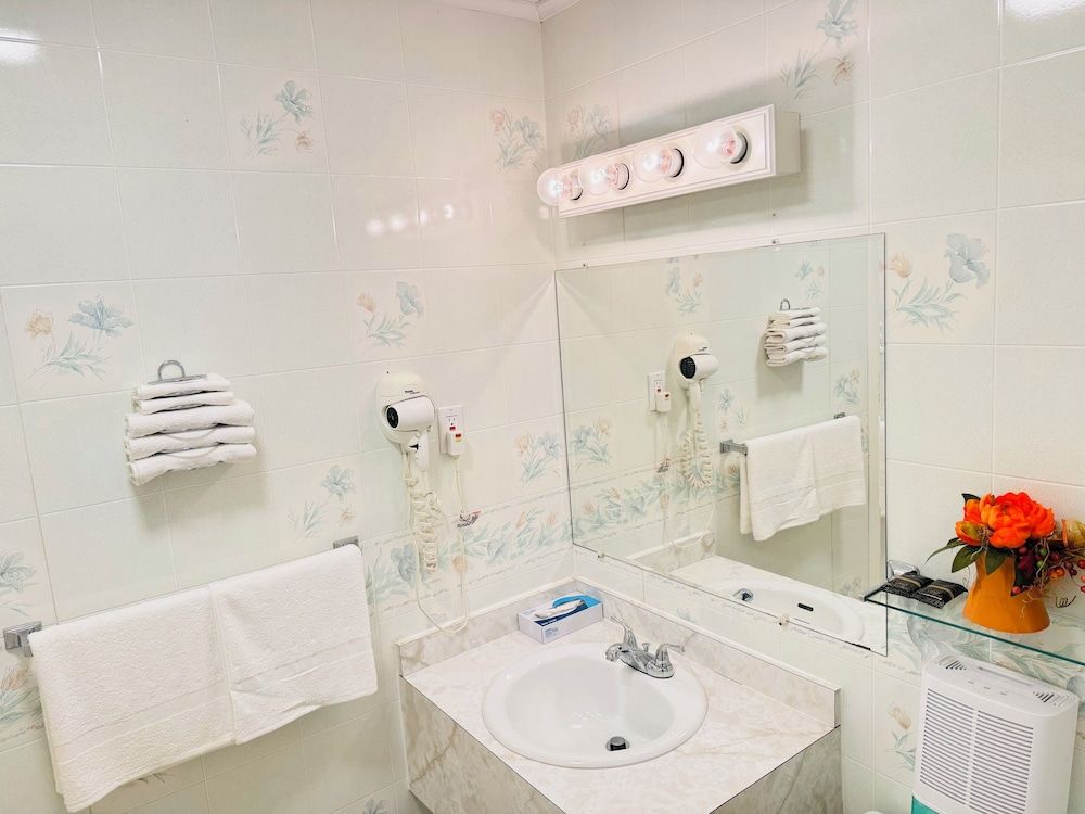 Pocono Ridge Inn Deluxe Room, 2 Queen Beds 10