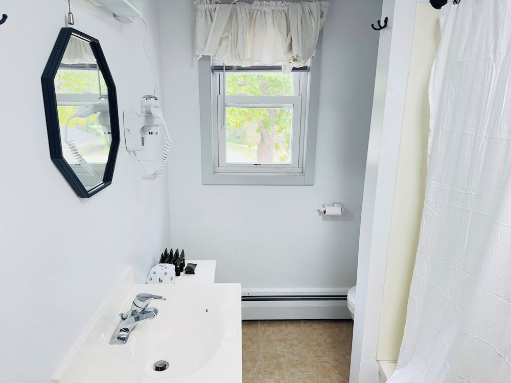 Pocono Ridge Inn Double Room, 2 Queen Beds 4