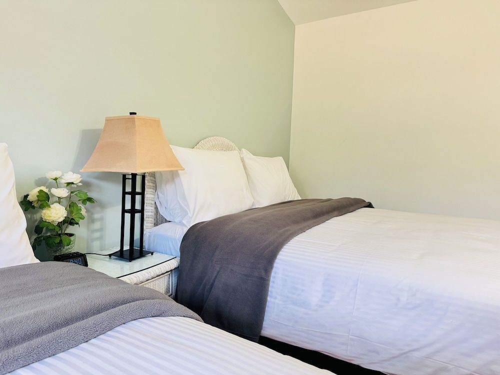 Pocono Ridge Inn Deluxe Room, 2 Queen Beds 5