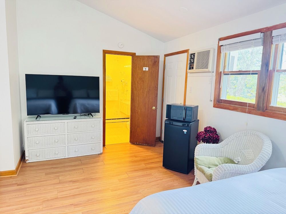 Pocono Ridge Inn Deluxe Room, 2 Queen Beds 6