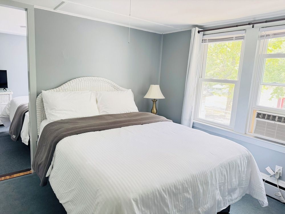 Pocono Ridge Inn Double Room, 2 Queen Beds 3