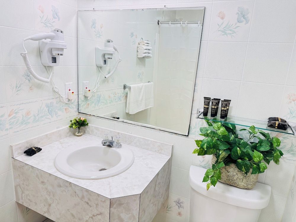 Pocono Ridge Inn Deluxe Room, 2 Queen Beds 9