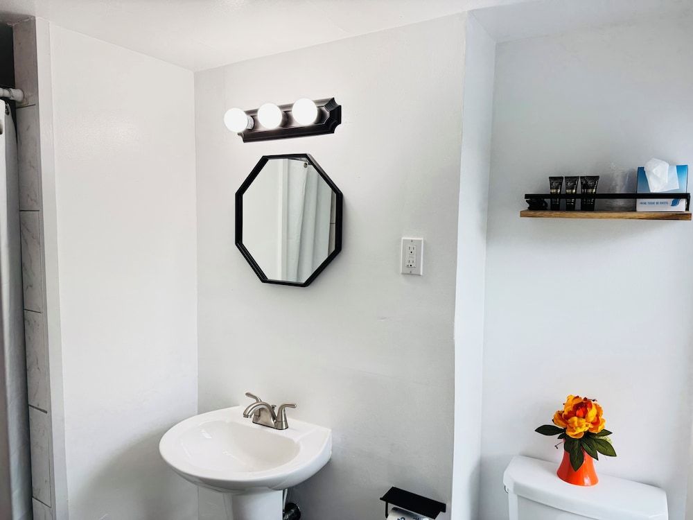 Pocono Ridge Inn Twin Room 7