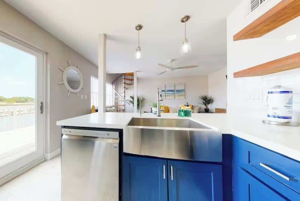 Cozy Waterfront With Deck Apartment 9