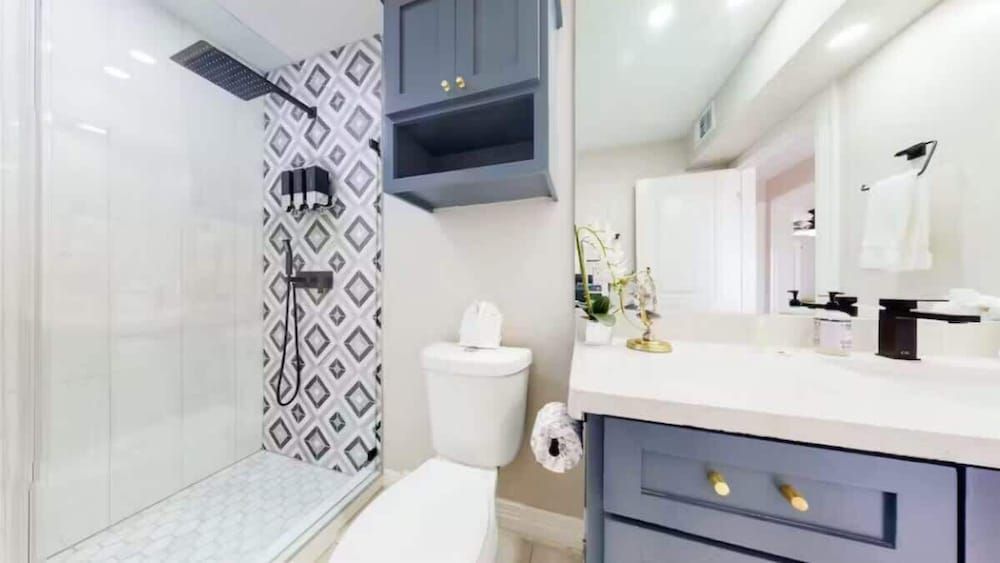 Cozy Waterfront With Deck Apartment 11