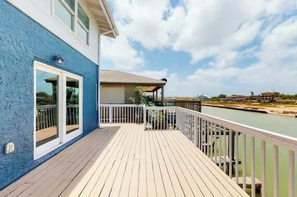 Cozy Waterfront With Deck Apartment 25