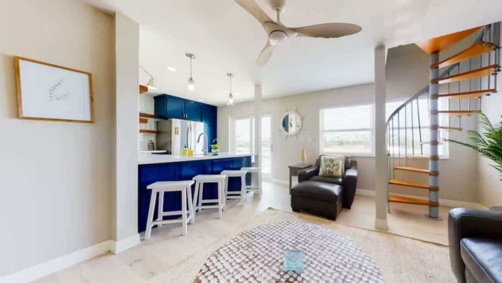 Cozy Waterfront With Deck Apartment 7