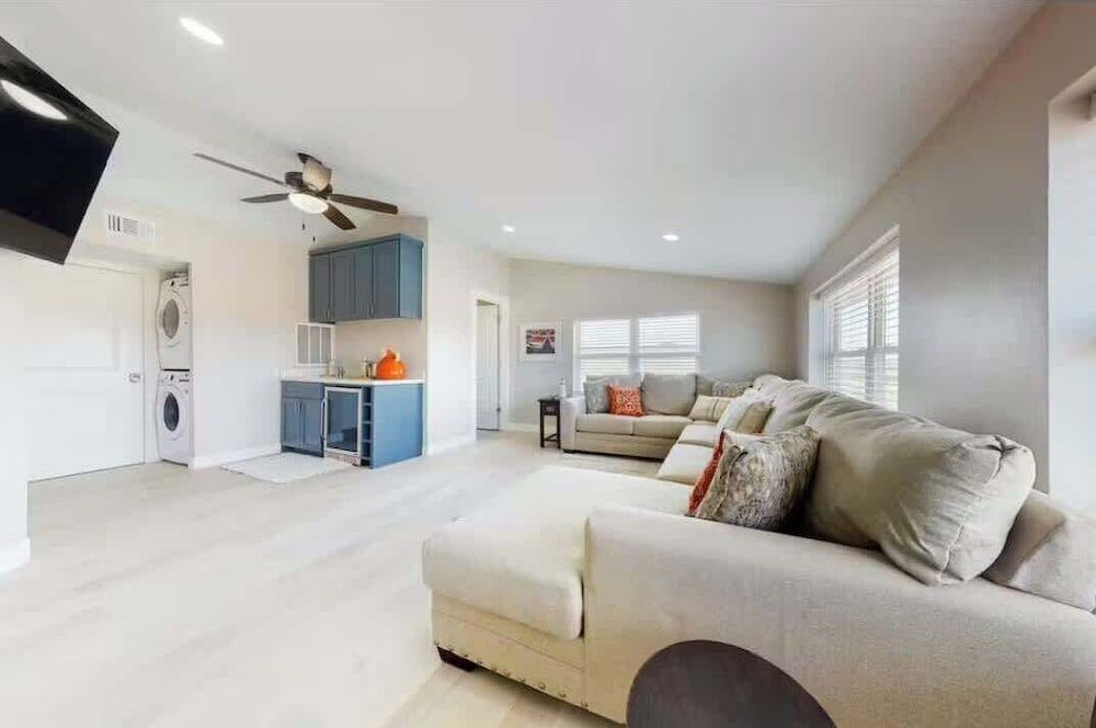 Cozy Waterfront With Deck Apartment 17