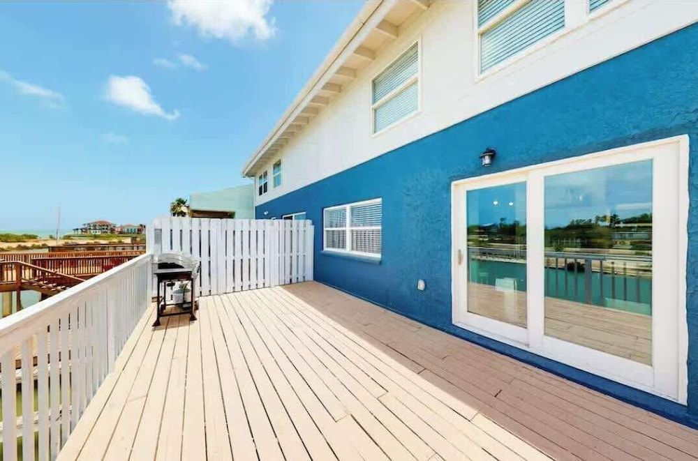 Cozy Waterfront With Deck Apartment 4