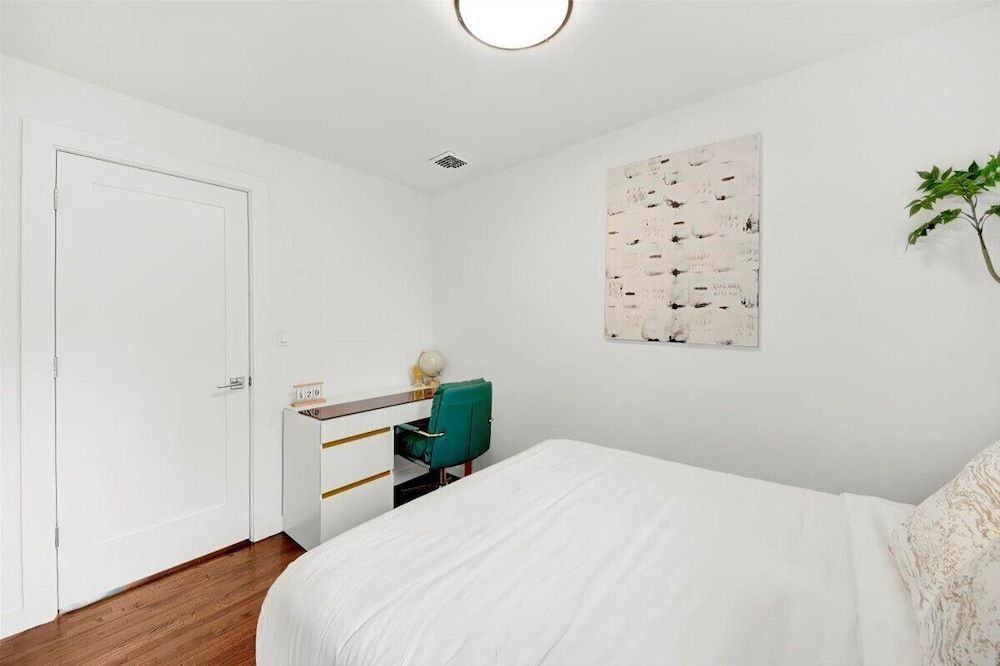 Modern Comfort in the Heart of NYC Luxury House, Garden View 5