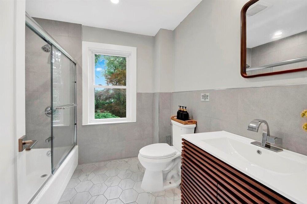 Modern Comfort in the Heart of NYC Luxury House, Garden View 25