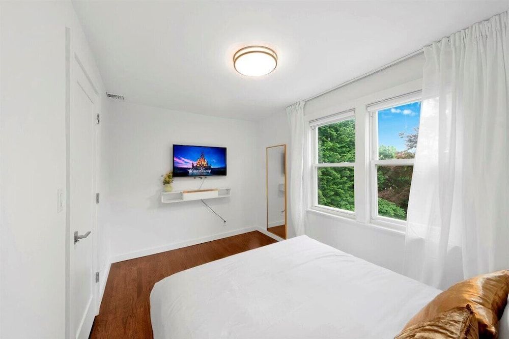 Modern Comfort in the Heart of NYC Luxury House, Garden View 6