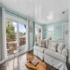 Newly Renovated 2 Bedroom Beach House Free Parking