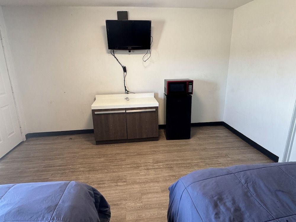 Classic Inn Motel Double Room, 2 Queen Beds, Non Smoking 3