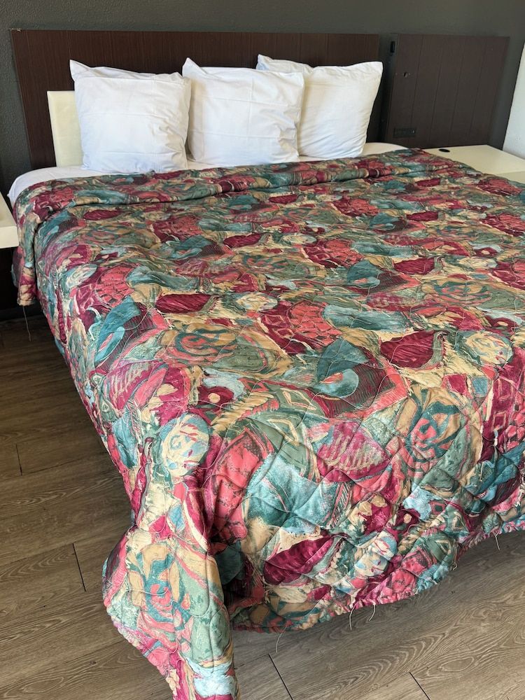 Classic Inn Motel Classic Single Room, 1 King Bed, Smoking 2