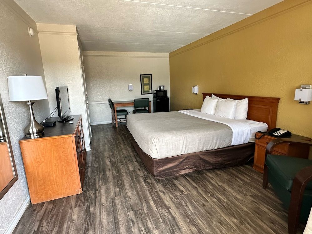 Super 8 By Wyndham Nacogdoches Near University Room, 1 King Bed, Mobility Accessible, Non Smoking (Bathtub W/grab Bars) 4