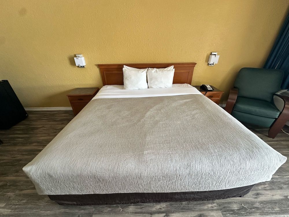 Super 8 By Wyndham Nacogdoches Near University Room, 1 King Bed, Mobility Accessible, Non Smoking (Bathtub W/grab Bars) 3