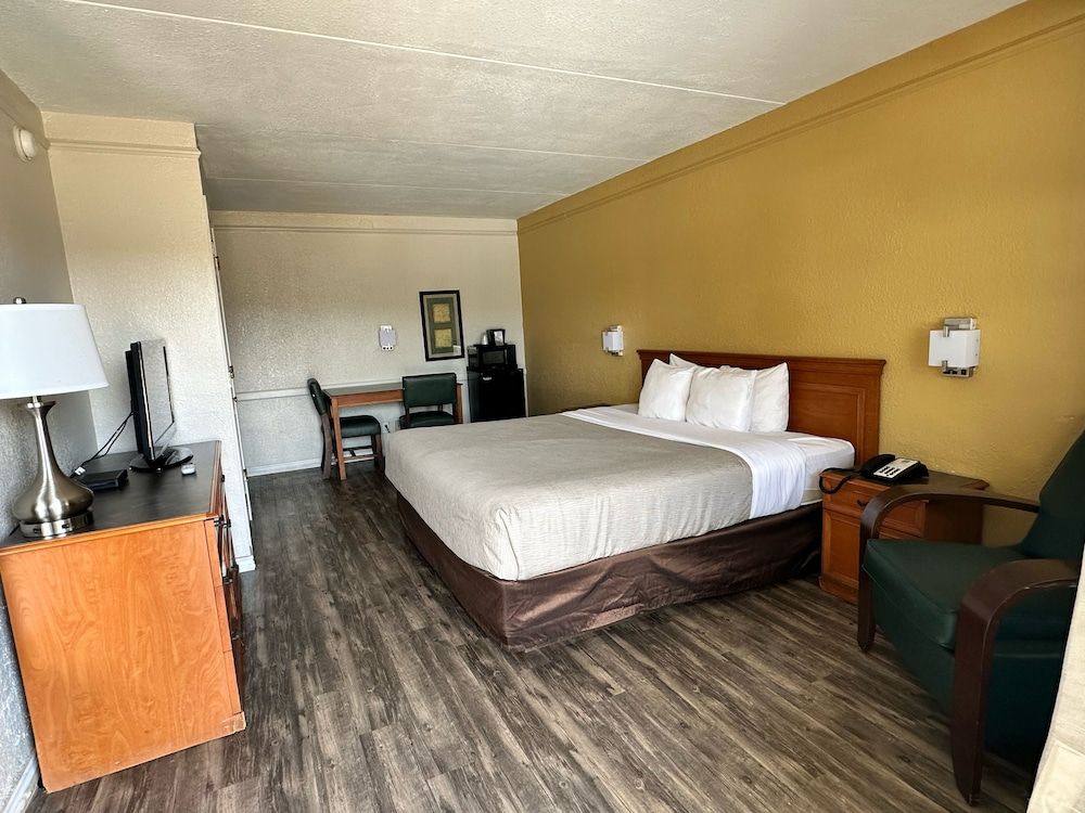 Super 8 By Wyndham Nacogdoches Near University Room, 1 King Bed, Mobility Accessible, Non Smoking (Bathtub W/grab Bars) 5