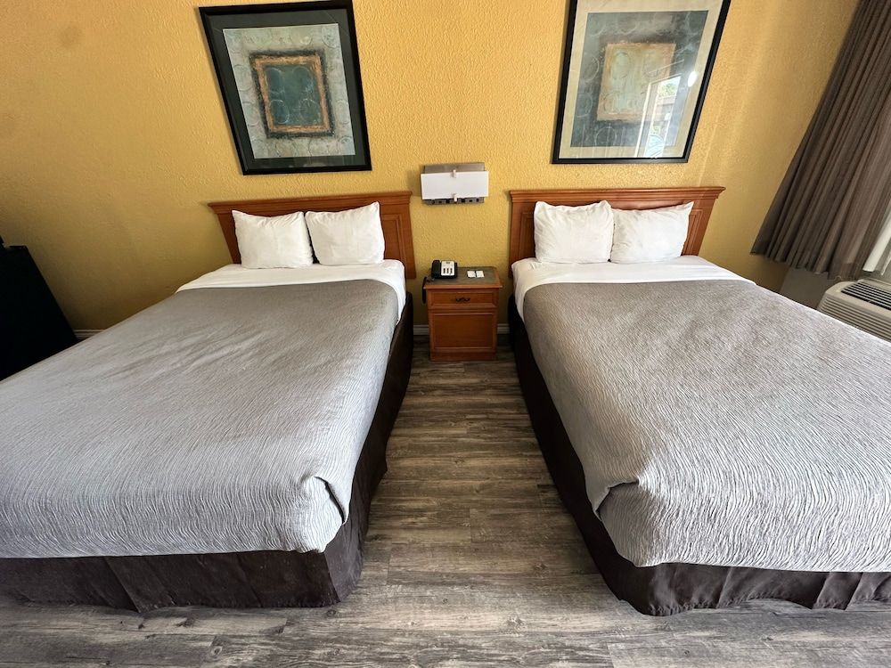 Super 8 By Wyndham Nacogdoches Near University Room, 2 Queen Beds, Mobility Accessible, Non Smoking (Bathtub W/grab Bars) 3