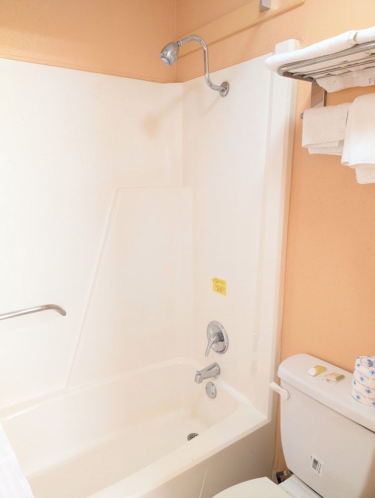 Super Motel Deluxe Room, 2 Queen Beds, Kitchenette 3