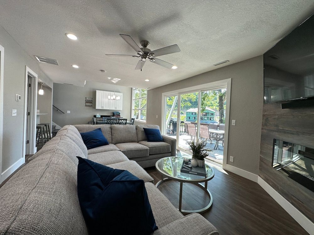 Our Cove Retreat - Perfect for Wave-free Swimming, Tanning & Prime Location Fun! Condo, Multiple Beds, Patio (Castaway Cove Unit 1) 11