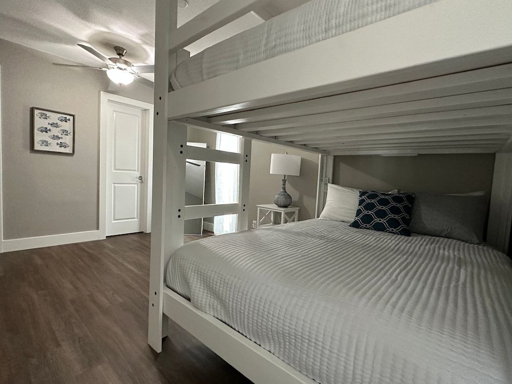 Our Cove Retreat - Perfect for Wave-free Swimming, Tanning & Prime Location Fun! Condo, Multiple Beds, Patio (Castaway Cove Unit 1) 6