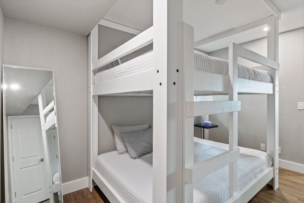 Our Cove Retreat - Perfect for Wave-free Swimming, Tanning & Prime Location Fun! Condo, Multiple Beds, Patio (Castaway Cove Unit 4) 7