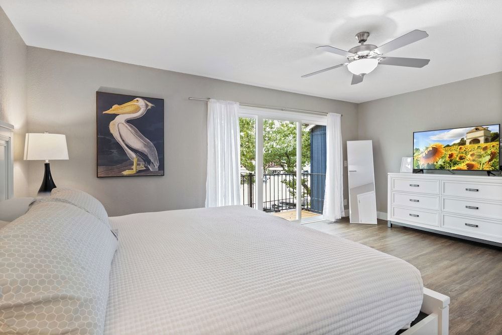 Our Cove Retreat - Perfect for Wave-free Swimming, Tanning & Prime Location Fun! Condo, Multiple Beds, Patio (Castaway Cove Unit 4) 10