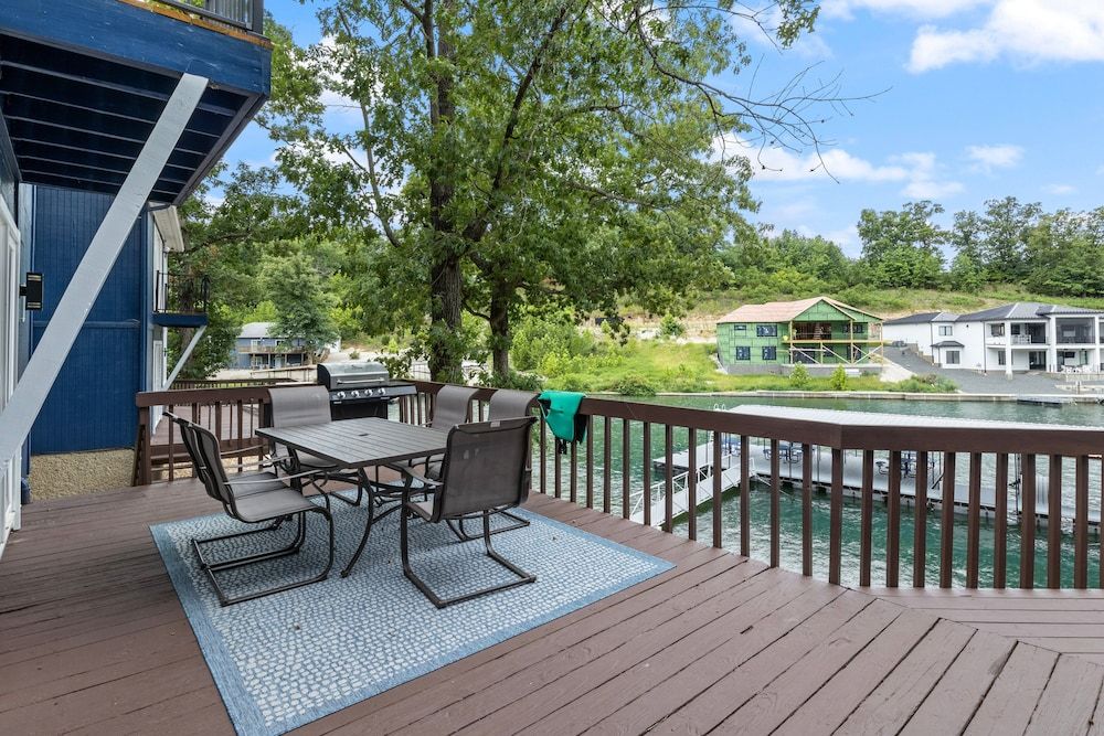 Our Cove Retreat - Perfect for Wave-free Swimming, Tanning & Prime Location Fun!