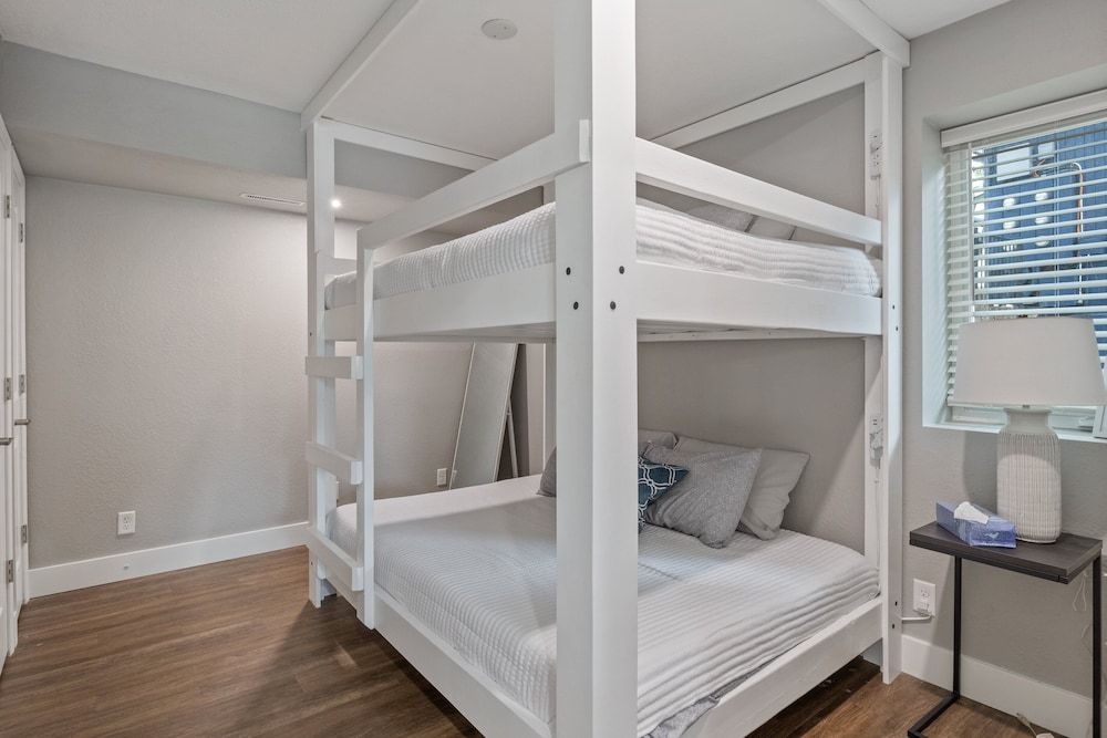 Our Cove Retreat - Perfect for Wave-free Swimming, Tanning & Prime Location Fun! Condo, Multiple Beds, Patio (Castaway Cove Unit 4) 5