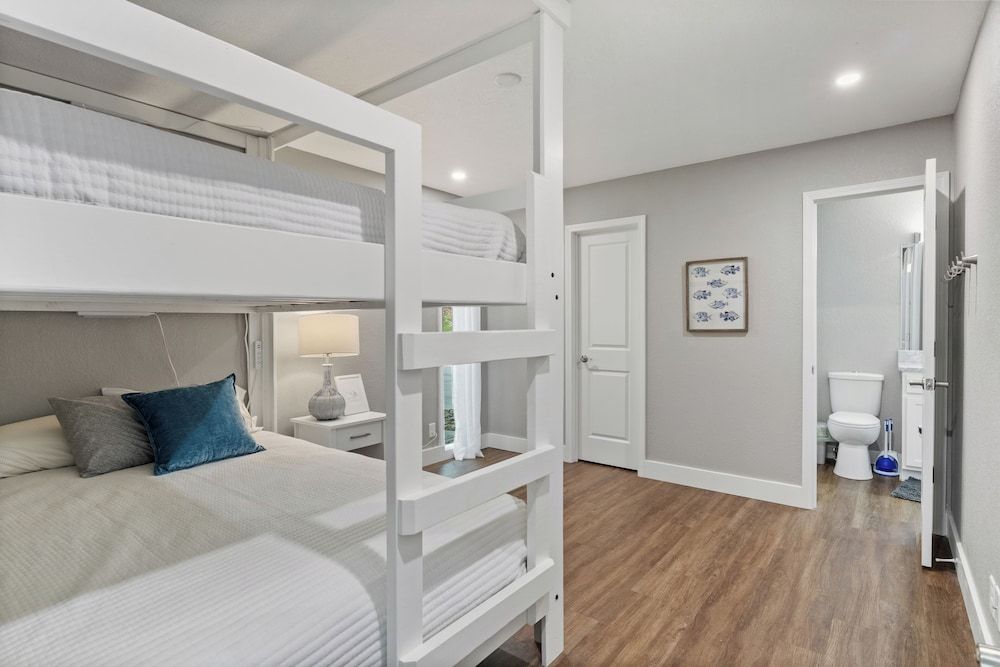 Our Cove Retreat - Perfect for Wave-free Swimming, Tanning & Prime Location Fun! Condo, Multiple Beds, Patio (Castaway Cove Unit 4) 8