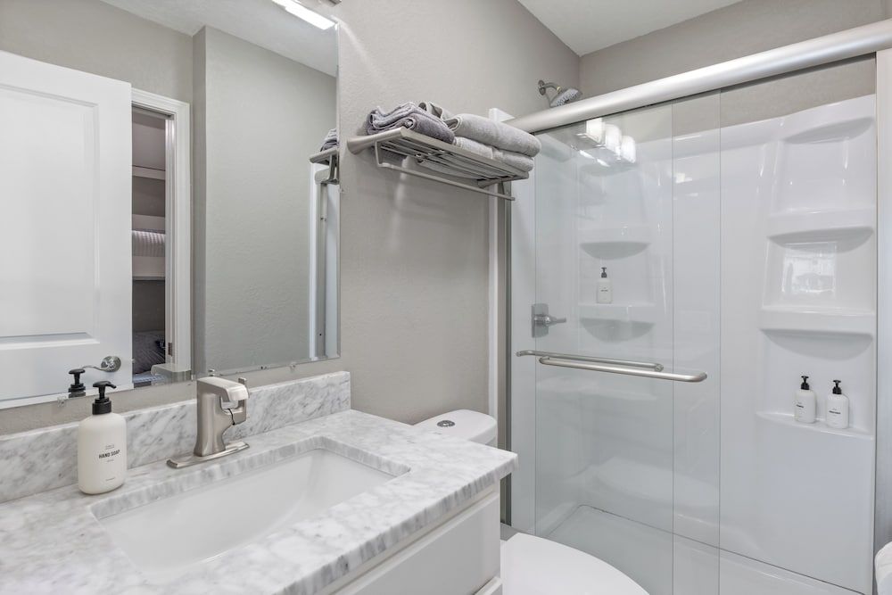 Our Cove Retreat - Perfect for Wave-free Swimming, Tanning & Prime Location Fun! Condo, Multiple Beds, Patio (Castaway Cove Unit 4) 19