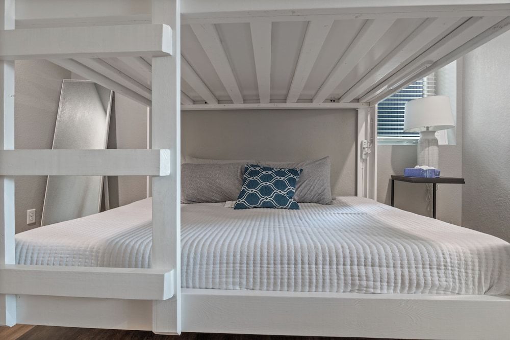 Our Cove Retreat - Perfect for Wave-free Swimming, Tanning & Prime Location Fun! Condo, Multiple Beds, Patio (Castaway Cove Unit 4) 6