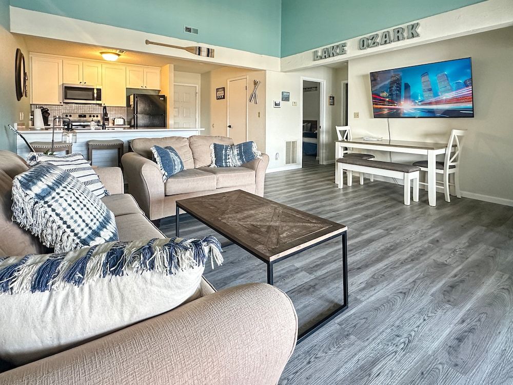 Lake Views, Lakefront Pool, Great Location! Condo, Multiple Beds, Pool Access (Blue Haven) 16