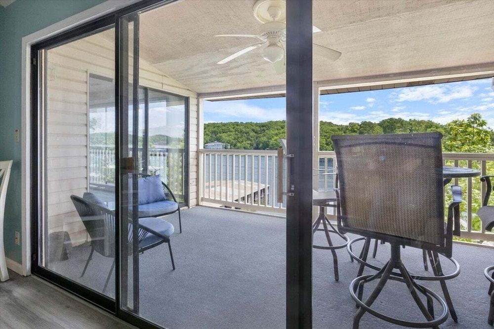 Lake Views, Lakefront Pool, Great Location! Condo, Multiple Beds, Pool Access (Blue Haven) 25