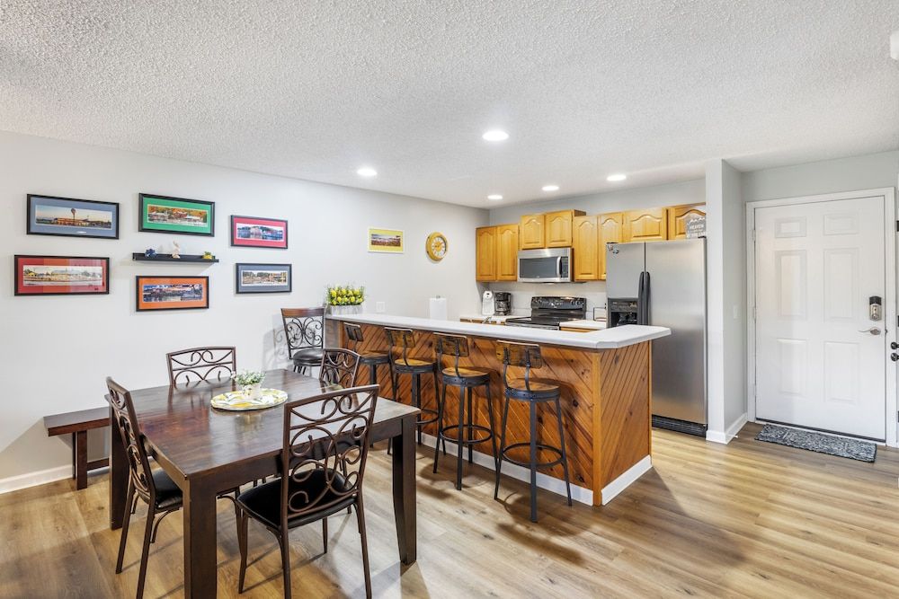 Central Location, Unlimited Indoor & Outdoor Fun House, Multiple Beds, Patio (Pelican Place) 2