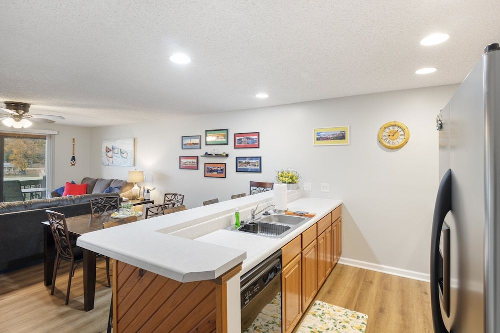 Central Location, Unlimited Indoor & Outdoor Fun House, Multiple Beds, Patio (Pelican Place) 12