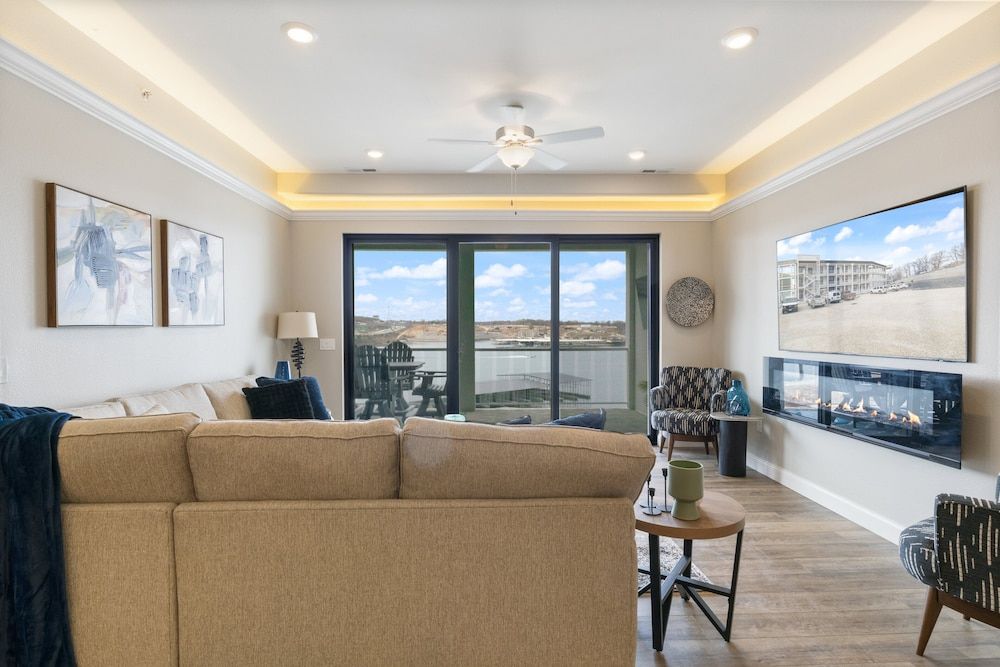 Scenic Views, Outdoor Grill & Dine, Fireplace, Games Condo, Multiple Beds, Pool Access (Seas The Day) 24