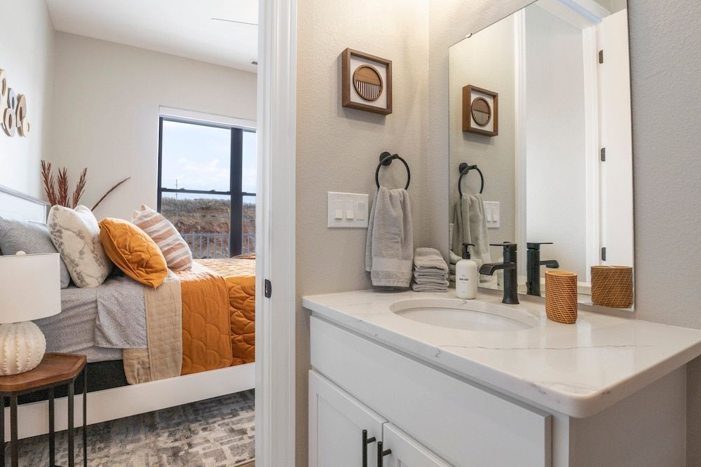 Scenic Views, Outdoor Grill & Dine, Fireplace, Games Condo, Multiple Beds, Pool Access (Seas The Day) 7