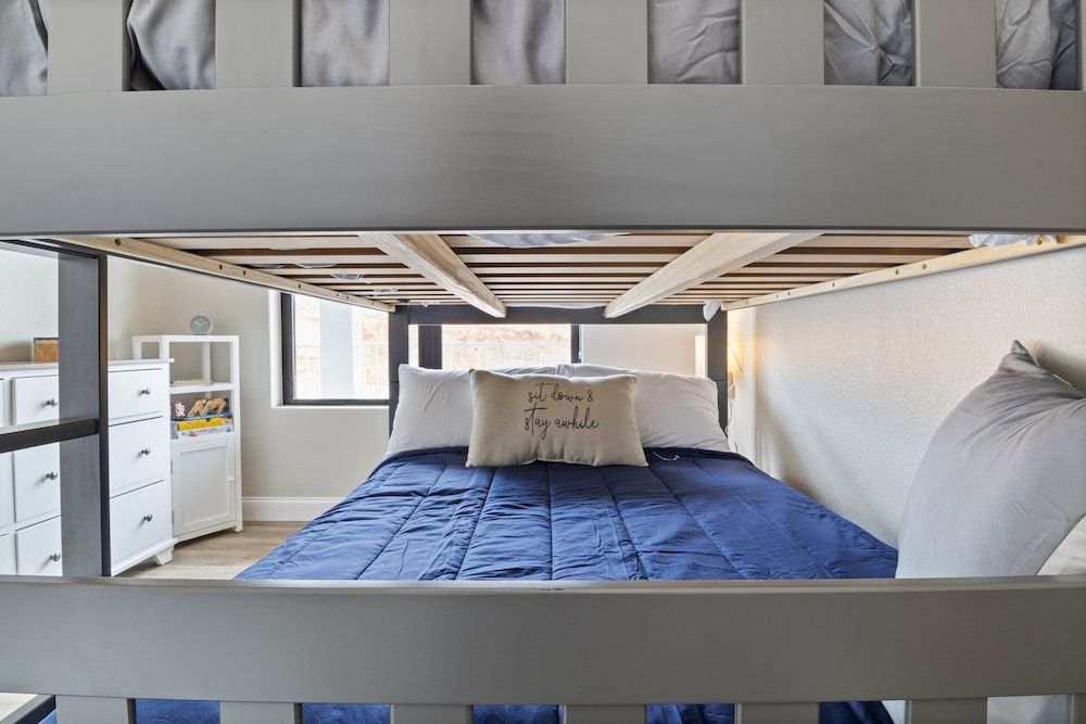 Scenic Views, Outdoor Grill & Dine, Fireplace, Games Condo, Multiple Beds, Pool Access (Seas The Day) 14