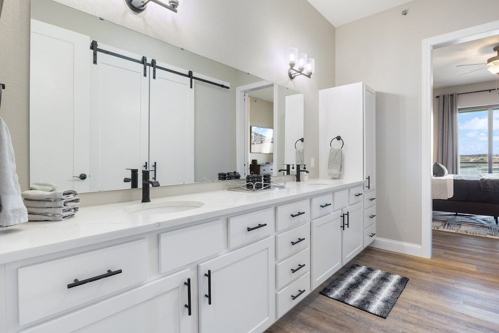 Scenic Views, Outdoor Grill & Dine, Fireplace, Games Condo, Multiple Beds, Pool Access (Seas The Day) 35