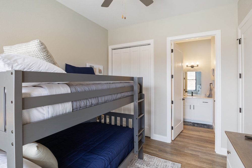 Scenic Views, Outdoor Grill & Dine, Fireplace, Games Condo, Multiple Beds, Pool Access (Seas The Day) 11